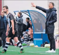  ??  ?? Xabi Alonso, dirigiendo un partido de la Real Sociedad B.