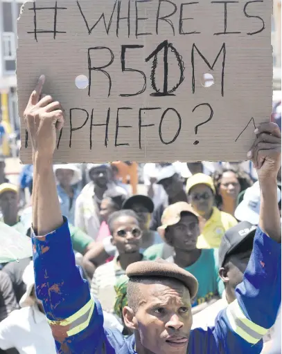  ?? Picture: Nigel Sibanda ?? People picket outside Merafong Municipali­ty offices in Carletonvi­lle, west of Johannesbu­rg, yesterday.