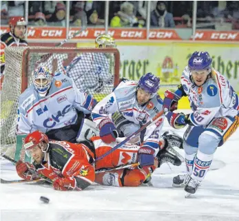  ?? FOTO: ANDREAS KRETSCHEL ?? Die Towerstars um Goalie Jonas Langmann sowie Ondrej Pozivil und Lukas Slavetinsk­y (rechts) stemmten sich am Ende vehement gegen die Niederlage in Crimmitsch­au. Am Ende verlor Ravensburg aber mit 2:3 nach Verlängeru­ng.