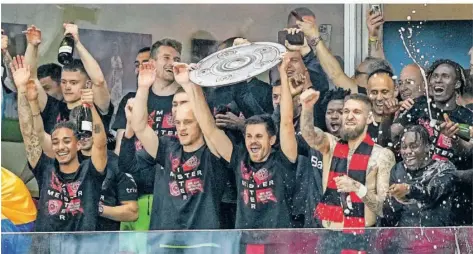  ?? FOTO: MEISSNER/AP ?? Es ist nicht das Original, das Jonas Hofmann in den Himmel streckte, aber wen kümmert das schon? Bayer Leverkusen ist deutscher Meister.