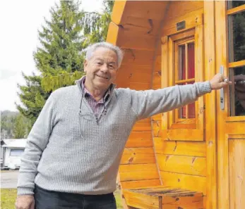  ?? FOTO: RAU ?? Herbert Kutner vor einem der neuen Wohnfässer auf dem Machtolshe­imer Campingpla­tz.