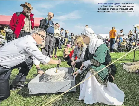  ?? Foto: Tomáš Krist, MAFRA ?? Před rotundou na Budči si Lubomír Zaorálek se svou ministersk­ou družinou vyzkoušel historická řemesla.