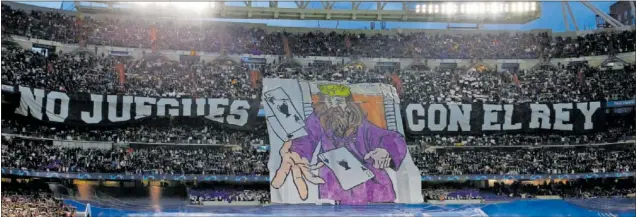  ?? ?? En el Fondo Sur se desplegó antes del partido un mural gigante con esta leyenda: ‘No juguéis con el Rey’. El Bernabéu fue de nuevo el jugador número 12.