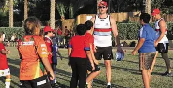  ??  ?? On the ball Andy Farrell imparts rugby skills to a group of eager young fans at Jumeirah Beach Hotel.
Arshad Ali/ Gulf News