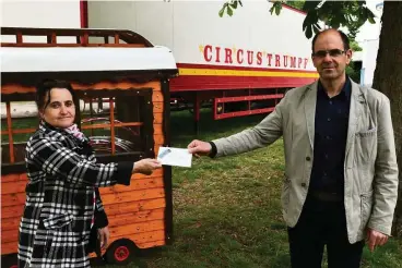 ?? FOTO: NORMAN MEIßNER ?? Zirkus-Chefin Angelika Renz nimmt die Spende von Bürgermeis­ter Michael Reinz entgegen.