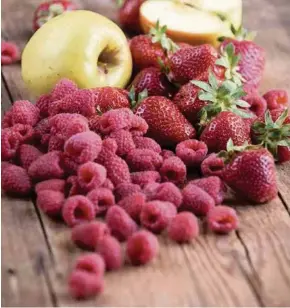  ??  ?? Outre les fraises et les framboises, le domaine produit aussi des pommes et des pruneaux.