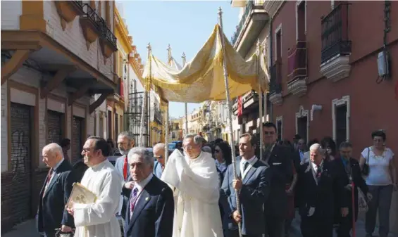  ??  ?? La procesión de impedidos de la sacramenta­l de San Gil por la calle Parras, donde la hermandad del Rocío monta su altar.