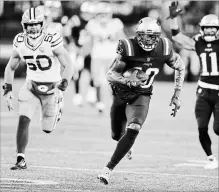  ?? CHARLES KRUPA THE ASSOCIATED PRESS ?? New England Patriots wide receiver Josh Gordon outruns Green Bay Packers linebacker Blake Martinez for a touchdown on Sunday.