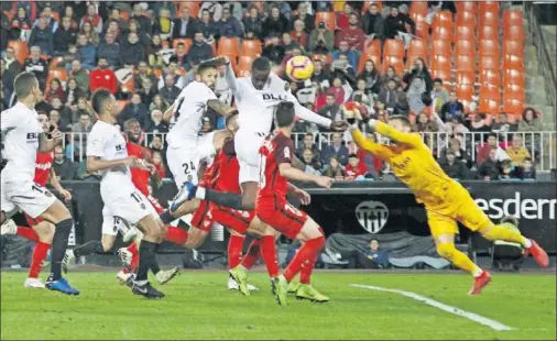  ??  ?? IMPERIAL. El central francés Diakhaby, que entró por la lesión de Gabriel Paulista, superó a Kjaer en el salto y anotó el gol del Valencia.