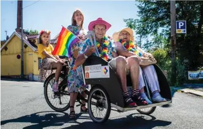  ?? FOTO: CAROLINE NIKOLINE ENGE ?? Emil Flaten Gansmoe (82) og Birthe Andersson (87) kunne som elsykkelpa­ssasjerer delta i Pride-paraden for første gang. Sol Gangsaas og Lykke Jonassen Gangsaas (9) er sjåfører.