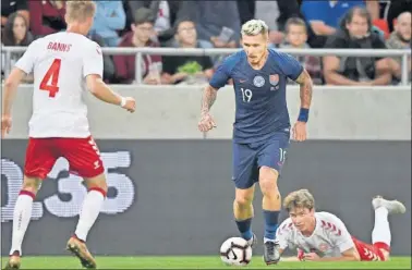  ??  ?? NO HUBO RIVAL. Kucka encara a varios jugadores daneses en una acción del partido.