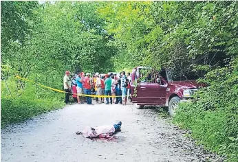  ?? FOTOS: EL HERALDO ?? En medio de la calle de tierra en el sector de La Balastrera quedó tirado el cadáver de Guillermo Gonzalo Ramírez Mejía, de 72 años de edad.