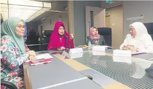  ?? ?? PENERANGAN: Fatimah (dua kiri) bercakap pada sidang media di OSEIC Kuching di Metrocity, semalam. Turut kelihatan (dari kanan) Salina, Rosey dan Colliner.