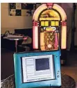  ??  ?? Ein frühes Nokia-Tablet im Vordergrun­d und die Wurlitzer-Musikbox im Hintergrun­d.