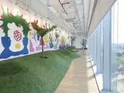  ??  ?? WeWork’s indoor garden with swings