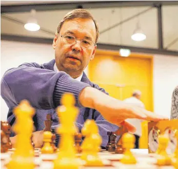  ?? FOTO: VOLKER STROHMAIER ?? Holger Namyslo trifft in der vierten Runde der Biberacher Schach-Stadtmeist­erschaft auf Alexander Polch. Beide Spieler sind noch verlustpun­ktfrei.
