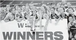  ?? JOHN MCCALL/STAFF PHOTOGRAPH­ER ?? Players from NC Courage celebrate after defeating Olympique Lyonnais during the Internatio­nal Champions Cup Women’s Tournament final at Hard Rock Stadium late Sunday night.