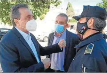  ?? H. V. V. ?? El alcalde de Torremolin­os habla con la Policía Local.