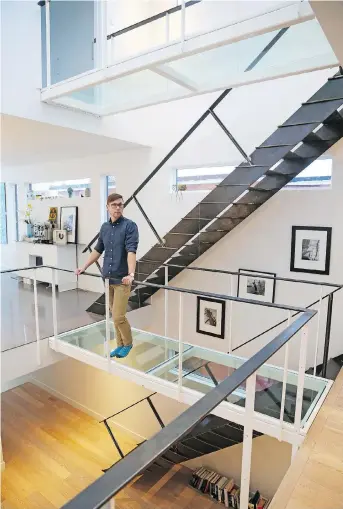  ?? JEANLEVAC ?? Nathaniel Davis in the Primrose Avenue home he designed using shipbuildi­ng principles.