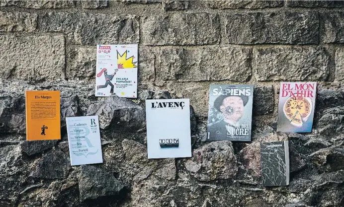  ?? Laibert Teixidó ?? Una selección de revistas culturales en catalán en el fragmento de muralla en la plaza Ramon Berenguer el Gran de Barcelona