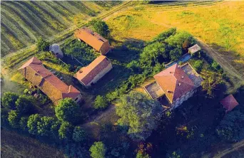  ?? ?? Nella foto un’immagine di Villa Fortuna nel Monferrato Qui si sperimenta una agricoltur­a che restituisc­e all’ambiente più di ciò che viene sottratto