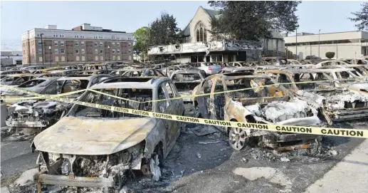  ?? TYLER LARIVIERE/SUN-TIMES ?? Burned out vehicles litter the lot at Car Source on Tuesday in Kenosha, Wisconsin.