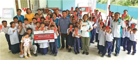  ??  ?? Lukanisman (centre) poses with pupils and teachers of SJK Chung Hua Lumut, Sibuti.