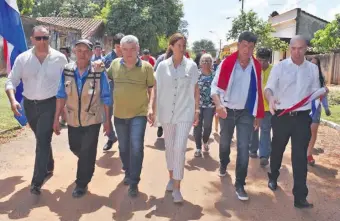  ?? ?? Recorrido de Efraín Alegre (2º der.) junto a Soledad Núñez y el diputado Jorge Ávalos Mariño.