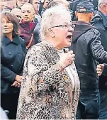  ??  ?? Eine aufgebrach­te Bürgerin am Tag der Deutschen Einheit, 3. Oktober 2016, in Dresden.