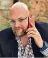  ?? FOTO: VELTRACON ?? Veltracon-Gründer Patrick Gruhn muss schnell reagieren, wenn die Kunden am Telefon einen Spezialwun­sch äußern.