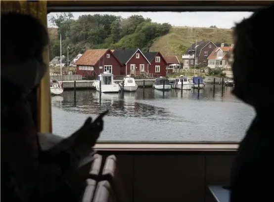  ??  ?? Färjan från Köpenhamn närmar sig hamnen på Ven. Ön ligger ca 8,5 km från den danska kusten.