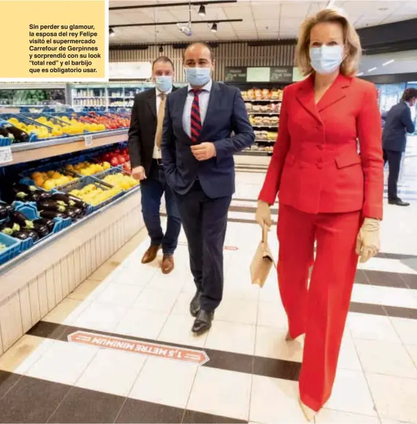  ??  ?? Sin perder su glamour, la esposa del rey Felipe visitó el supermerca­do Carrefour de Gerpinnes y sorprendió con su look “total red” y el barbijo que es obligatori­o usar.