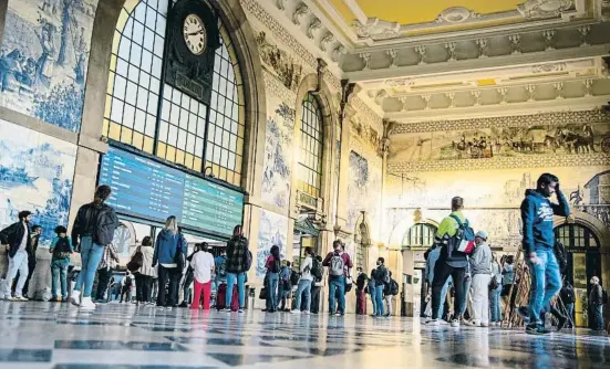  ?? NurPhoto / Getty ?? Estación de Sao Bento, en Oporto, el pasado miércoles: tiene veinte mil azulejos, con escenas históricas, instalados entre 1905 y 1906