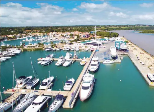  ?? ARCHIVO/LISTÍN DIARIO ?? Servicio. La empresa IBC Shipyard inauguró un astillero naval especializ­ado en el mantenimie­nto de yates de lujo y lanchas en la Marina de Casa de Campo, lo que aporte al turismo y abre el mercado de los megayates. Una moderna grúa marca la diferencia entre los equipos del astillero, que permite embarcacio­nes de mayor capacidad.