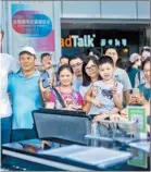  ??  ?? d pianist, with his fans during a performanc­e at mplex in Futian.