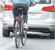  ?? FOTO: DPA ?? Hindernisf­ahrt: Immer wieder blockieren Falschpark­er den Schutzstre­ifen für Radler.