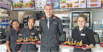  ?? SZ-FOTO: KÖ ?? Bei der offizielle­n Eröffnung laden die Mitarbeite­r des Burger King zum Probieren ein.