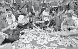  ?? — Gambar Bernama ?? TURUN PADANG: Ahmad Zahid (tengah) bersama Ketua Menteri Pulau Pinang menikmati makan tengah hari bersama mangsa banjir ketika tinjauan di pusat penempatan sementara di Sekolah Kebangsaan Bertam Indah semalam.