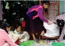  ??  ?? Nel sacco
Un gruppo di bambini di Siem Reap, nel centro della Cambogia, mentre riempiono un sacco con la plastica abbandonat­a: servirà loro per pagare la retta scolastica