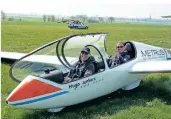  ?? FOTO: AREND DECHOW ?? Fluglehrer Tim Eppels (hinten) und Flugschüle­r Bastian Hermanns sind auf dem Segelflugp­latz gelandet.