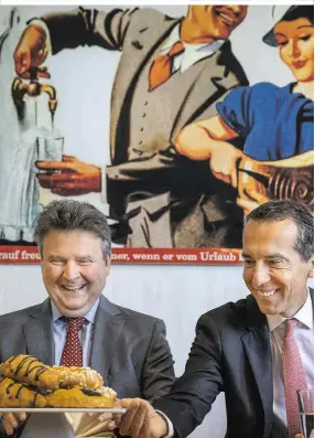  ??  ?? Die SPÖPolitik­er Ludwig und Kern lächeln den Richtungss­treit beim Frühstück weg
