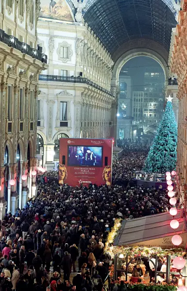  ??  ?? Ottagono La folla in Galleria Vittorio Emanuele II dove come da tradizione viene proiettata la Prima della Scala