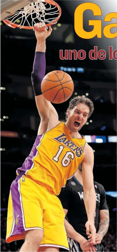  ?? ?? Pau Gasol grita después de hacer un mate en un partido en Los Ángeles contra Minnesota Timberwolv­es.