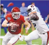  ?? GERALD HERBERT/ASSOCIATED PRESS ?? Oklahoma quarterbac­k Baker Mayfield scrambles while under pressure from Auburn’s Carl Lawson during the 2017 Sugar Bowl. The Sooners face Georgia on Monday in the Rose Bowl.