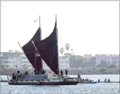  ?? ?? Outrigger teams help bring the Hokule'a into Marina Del Rey on Tuesday