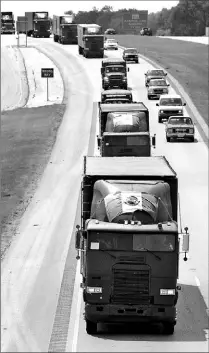  ?? WILLIAM LUTHER/ AP ?? A convoy of Mexican troops makes its way toward San Antonio, Tex., yesterday, bringing aid for Hurricane Katrina victims. Mexicans are proud at being able to help their northern neighbours.