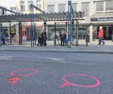  ?? FOTO: ANNA KRATKY ?? Farbkreise erinnern am Ravensburg­er Marienplat­z an den Angriff eines Mannes am Freitag, bei dem drei Menschen schwer verletzt wurden. Inzwischen wird über die im Internet kursierend­en Videos der Tat kontrovers diskutiert.
