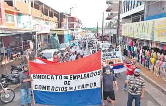  ??  ?? La semana pasada comerciant­es salieron a las calles para pedir que se apruebe la ayuda.