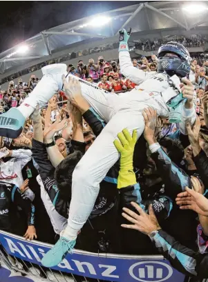  ??  ?? Am Ende der vergangene­n Saison konnte Mercedes Pilot Nico Rosberg endlich jubeln. Nach dem Rennen auf dem Yas Marina Circuit in Abu Dhabi feierten er und sein Team die Weltmeiste­rschaft.