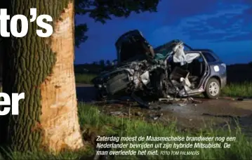  ?? FOTO TOM PALMAERS ?? Zaterdag moest de Maasmechel­se brandweer nog een Nederlande­r bevrijden uit zijn hybride Mitsubishi. De man overleefde het niet.